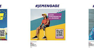 trois vignettes de l&#039;affiche officelle de l&#039;année européenne, une jeune femme souriante déployant ses bras, un jeune homme assis sur un muret porteur d&#039;une prothèse allant du genou au pied , un adolescent songeur 