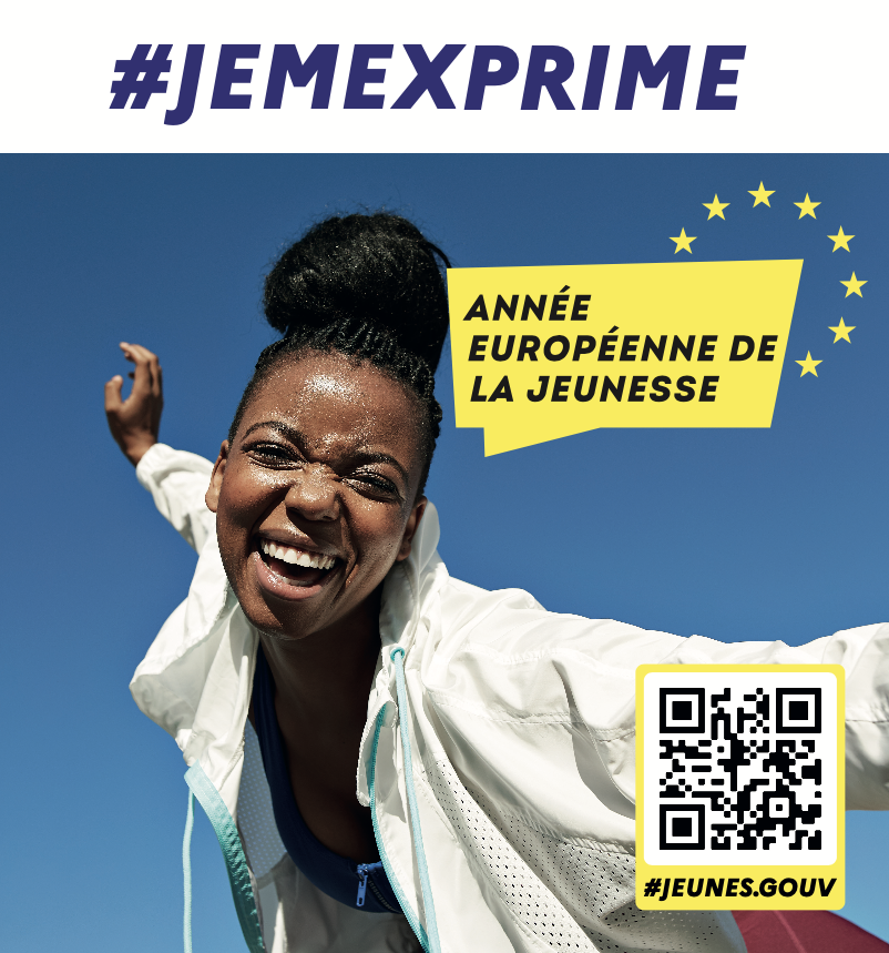Jeune femme noire avec large sourire et le bandeau Je m'exprime