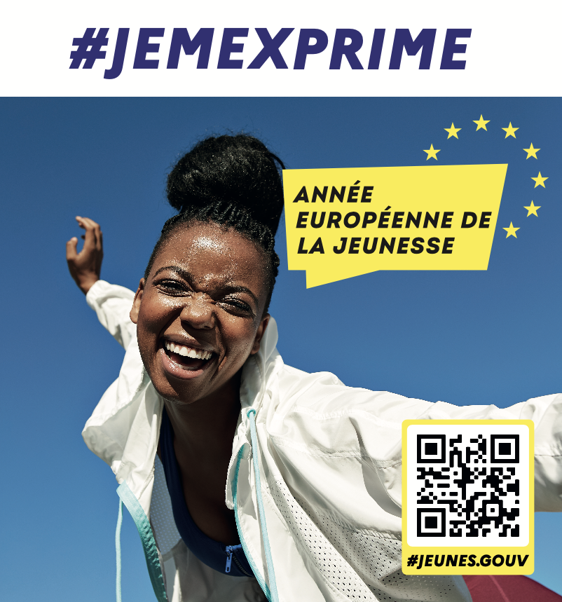 Jeune femme noire avec large sourire et le bandeau Je m&#039;exprime