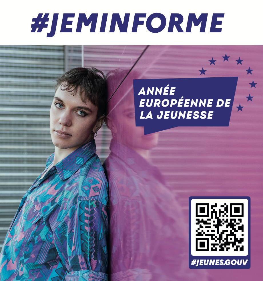 Jeune personnes androgyne avec le bandeau Je m'informe