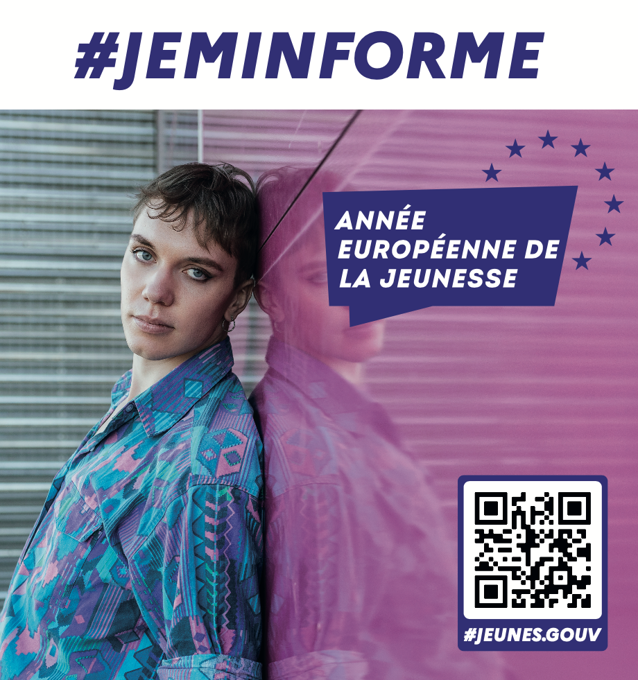 Jeune personnes androgyne avec le bandeau Je m&#039;informe