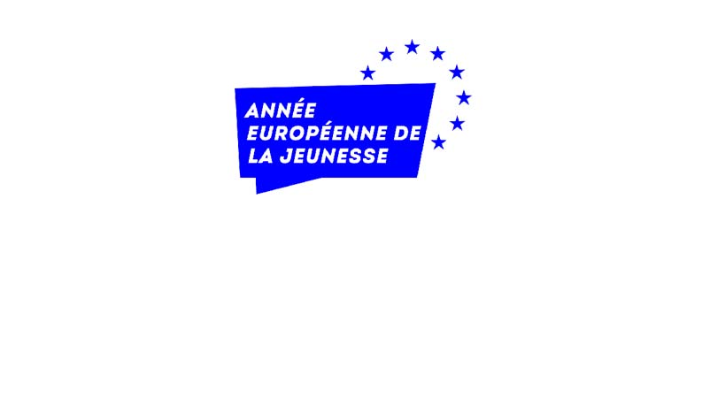 Logo bleu "Année européenne de la jeunesse" comportant les emblématiques étoiles du drapeau européen