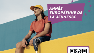 Jeune homme avec une jambe artificielle et le bandeau je m&#039;engage