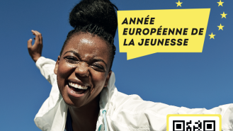 Jeune femme noire avec large sourire et le bandeau Je m&#039;exprime