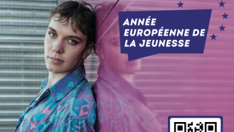 Jeune personnes androgyne avec le bandeau Je m&#039;informe