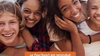 groupe de quatre jeunes souriant avec mention de la reconduction du pass sport pour la rentrée 2022-23