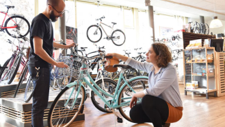 Vendeur de vélos et une acheteuse dans un magasin