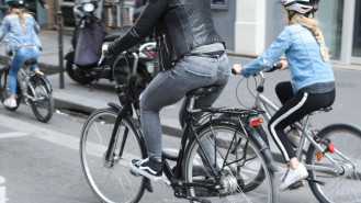 Personnes à vélo sur une piste cyclable urbaine