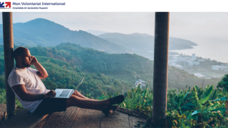 Logo volontariat international à l&#039;étranger puis un jeune homme et son ordinateur portable face un à panorama de mer et montagnes