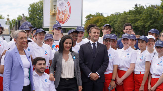 Le Président, la Première ministre, la Secrétaire d&#039;Etat et les volontaires du Service civique