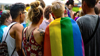 Groupe de jeunes avec un drapeau LGBTI