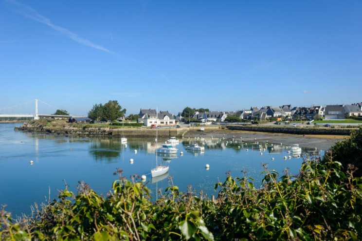 Paysage plan d&#039;eau et étendue de ciel bleu