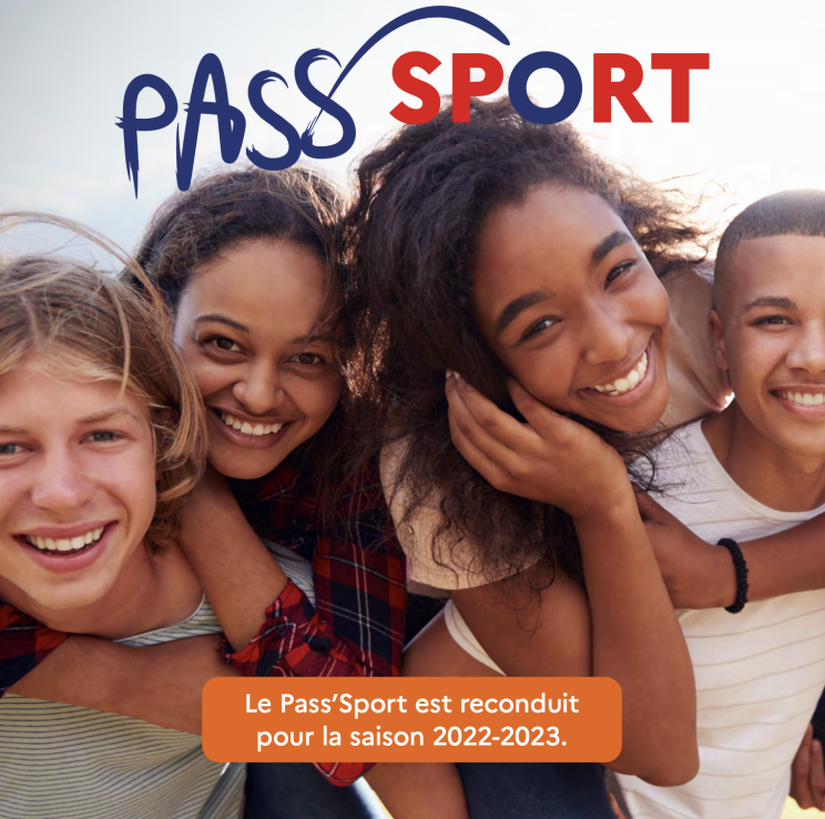 groupe de quatre jeunes souriant avec mention de la reconduction du pass sport pour la rentrée 2022-23