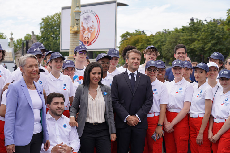 Le Président, la Première ministre, la Secrétaire d&#039;Etat et les volontaires du Service civique